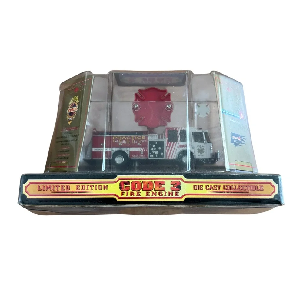 Code 3 Collectibles‎ Ferrara Inferno Fire Engine Limited Edition Die-Cast 1/64